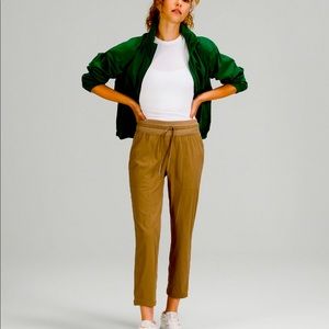 NWT Lululemon dance studio crop Sz4